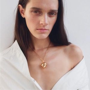 NWOT Long necklace body sculpture